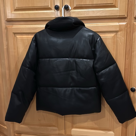 Abercrombie Women’s A&F Vegan Leather Mini Puffer - Picture 5 of 6